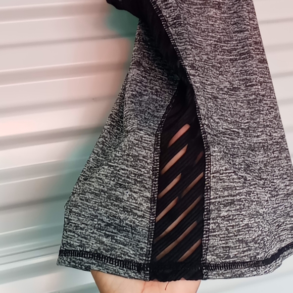 Women's active wear top size small - Picture 2 of 3